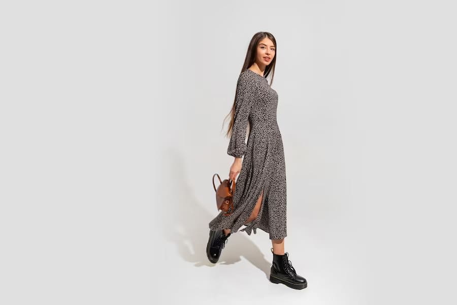 rochie cu imprimeu si geanta maro